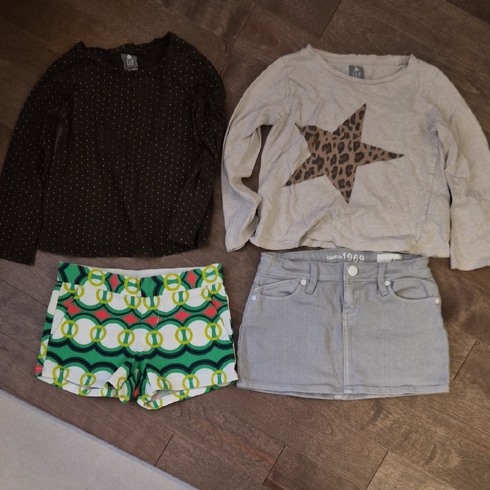 GAP lot of 5 shirts and short/skirt